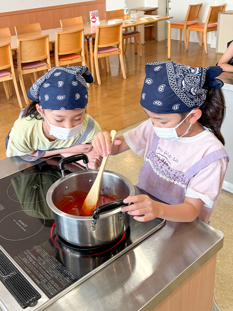 トマトケチャップを煮詰める子ども