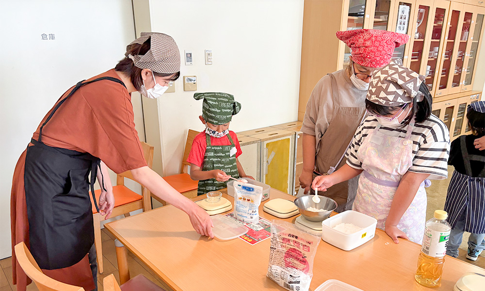 調味料を計量する親子