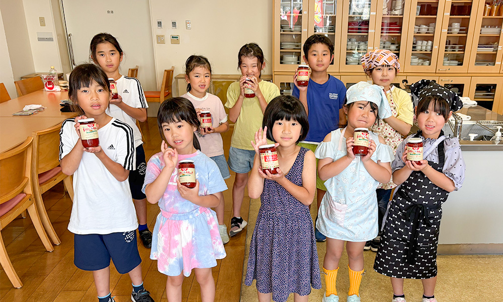 手作りケチャップを持つ子ども