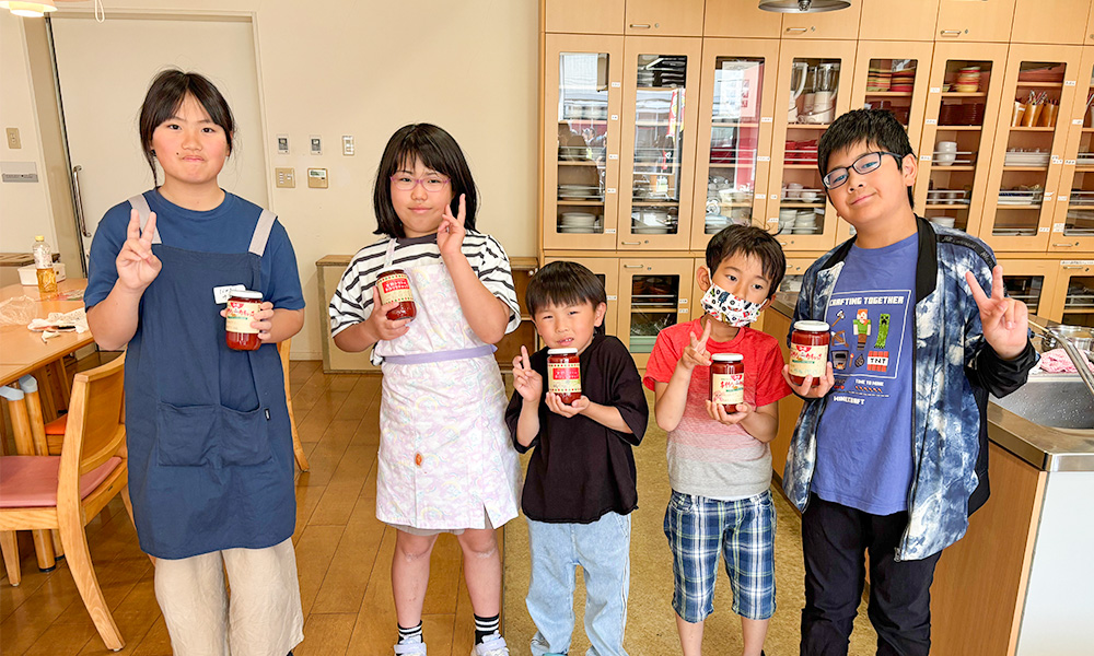 手作りケチャップを持つ子ども