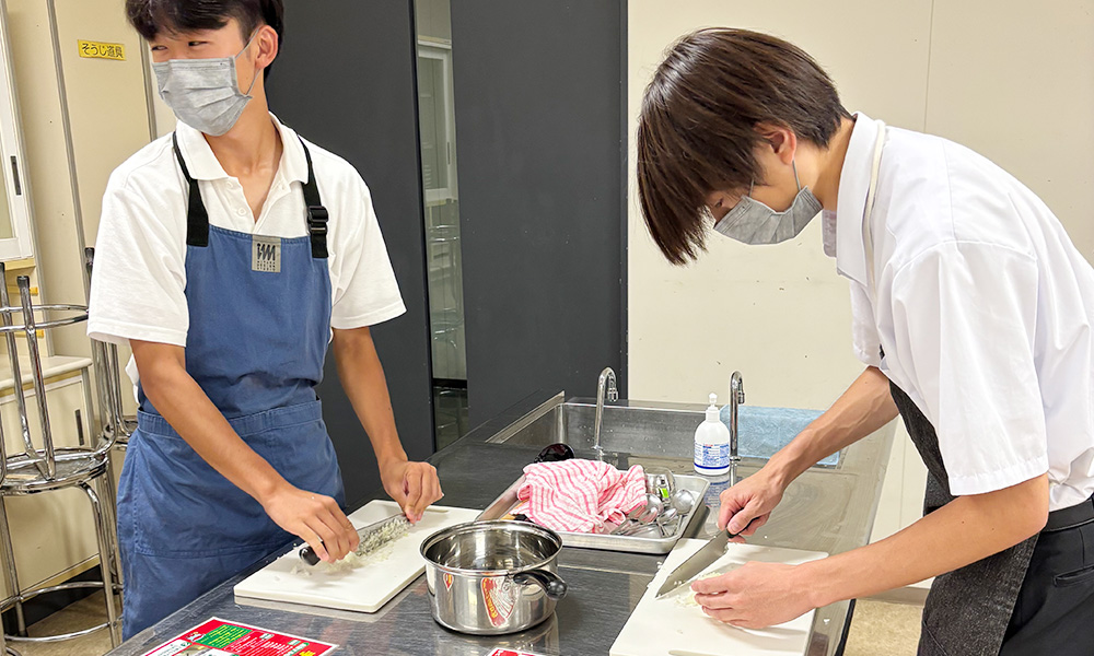 玉ねぎを刻む高校生
