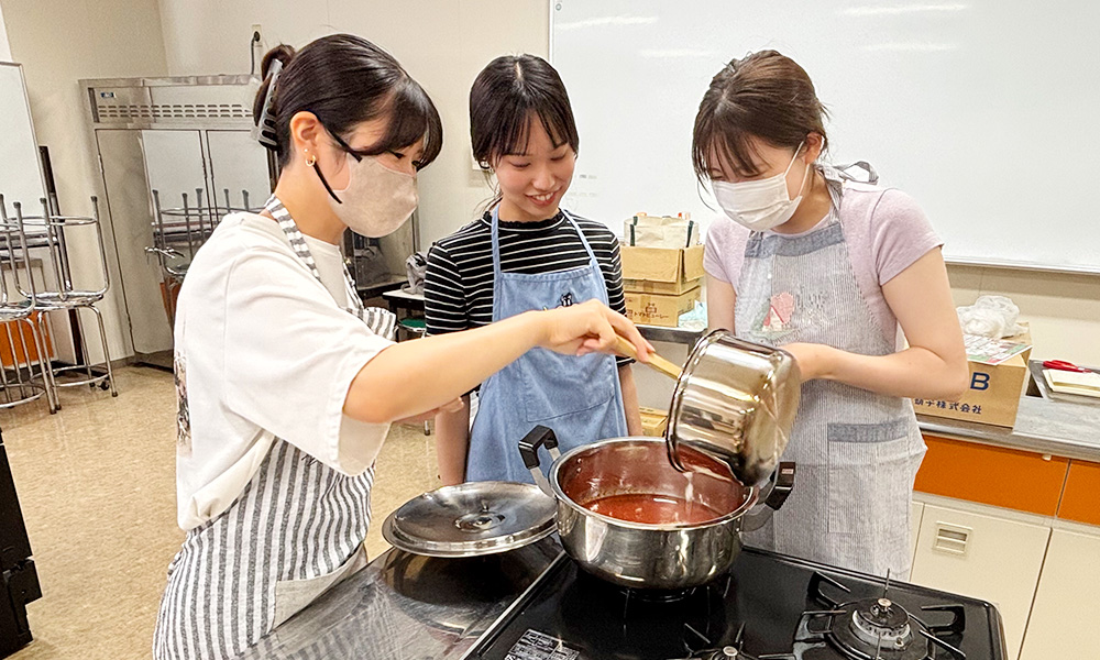愛知サマーセミナー(2025)のトマトケチャップ作り体験の様子