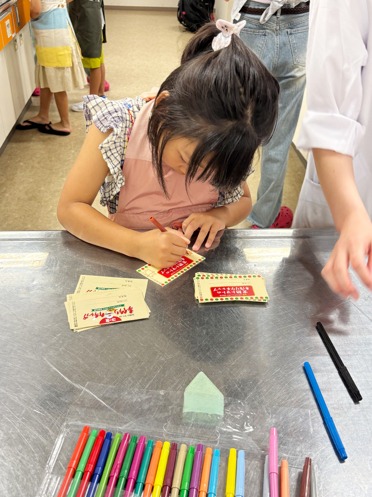トマトケチャップのラベルを作成する子供