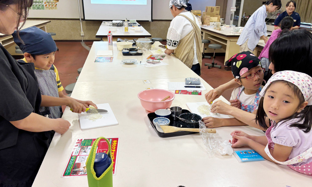 玉ねぎを切る子供