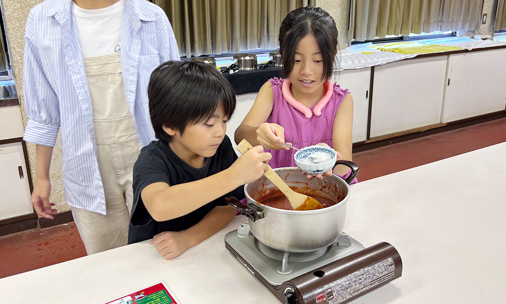 トマトピューレに砂糖を入れて煮詰める子供