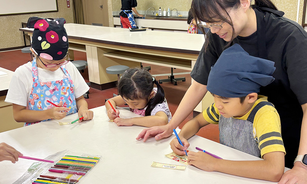 ラベルを作成する子どもと親子