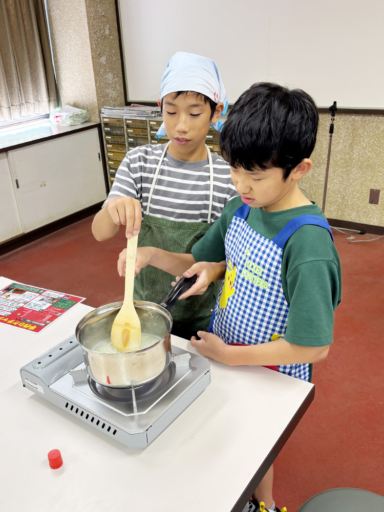 玉ねぎを煮詰める子供