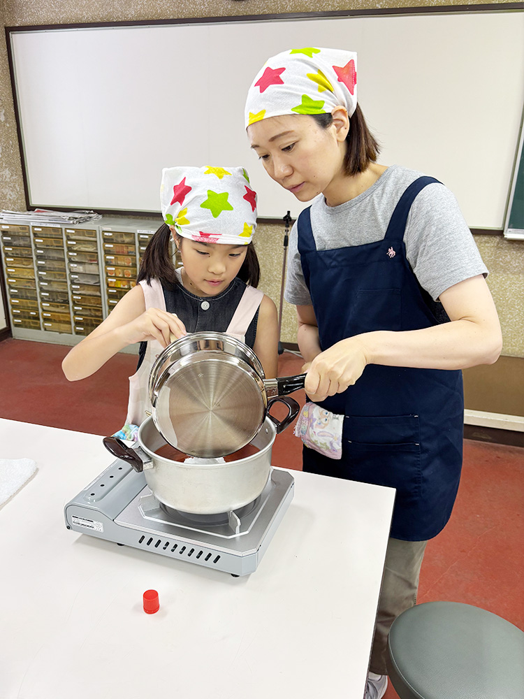 トマトケチャップを作る親子