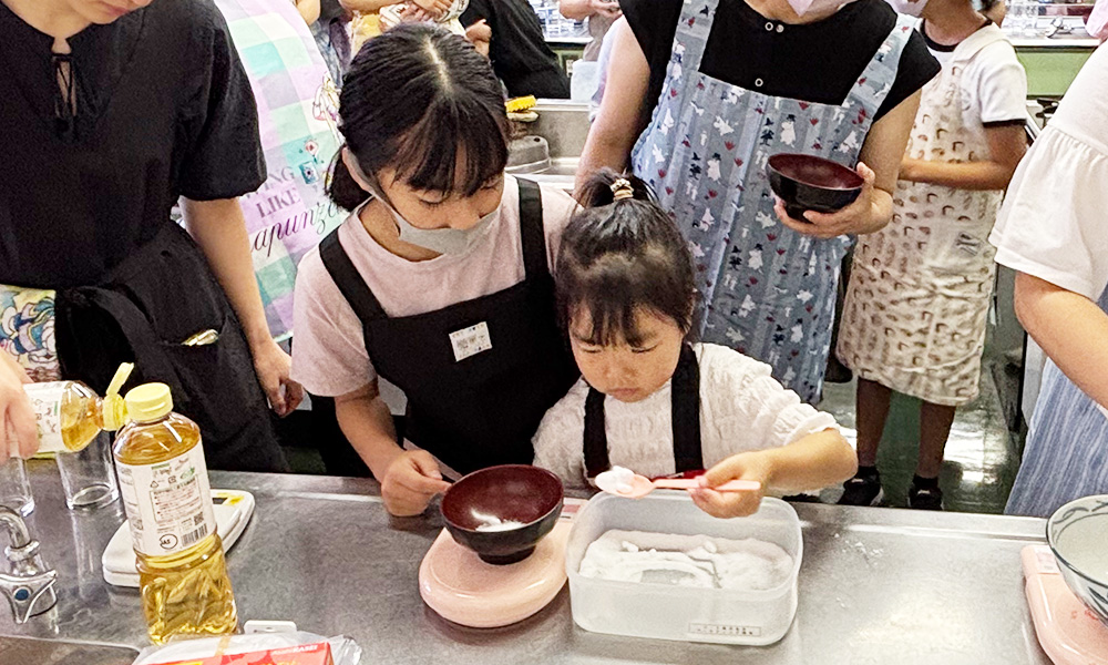 砂糖を計量する子供