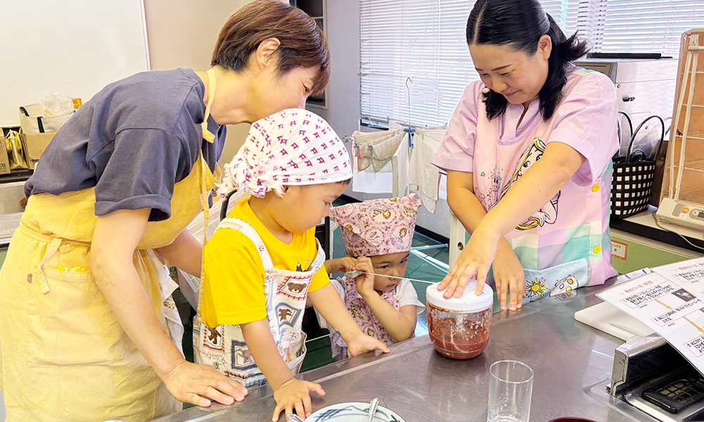ブンブンチョッパーで焼きそばソースの材料をなめらかにする子供