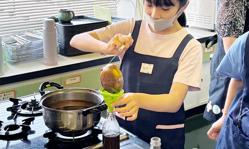 完成した焼きそばソースを瓶詰めする様子