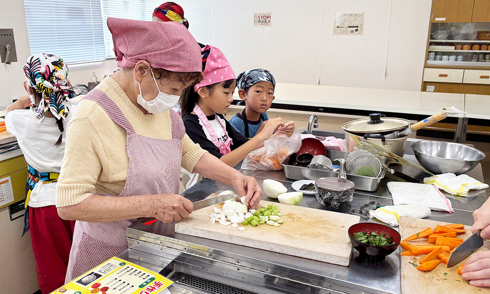 こいくちソースに入れる野菜を刻む大人