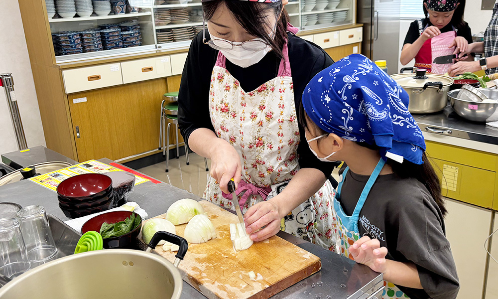こいくちソースに入れる野菜を刻む大人