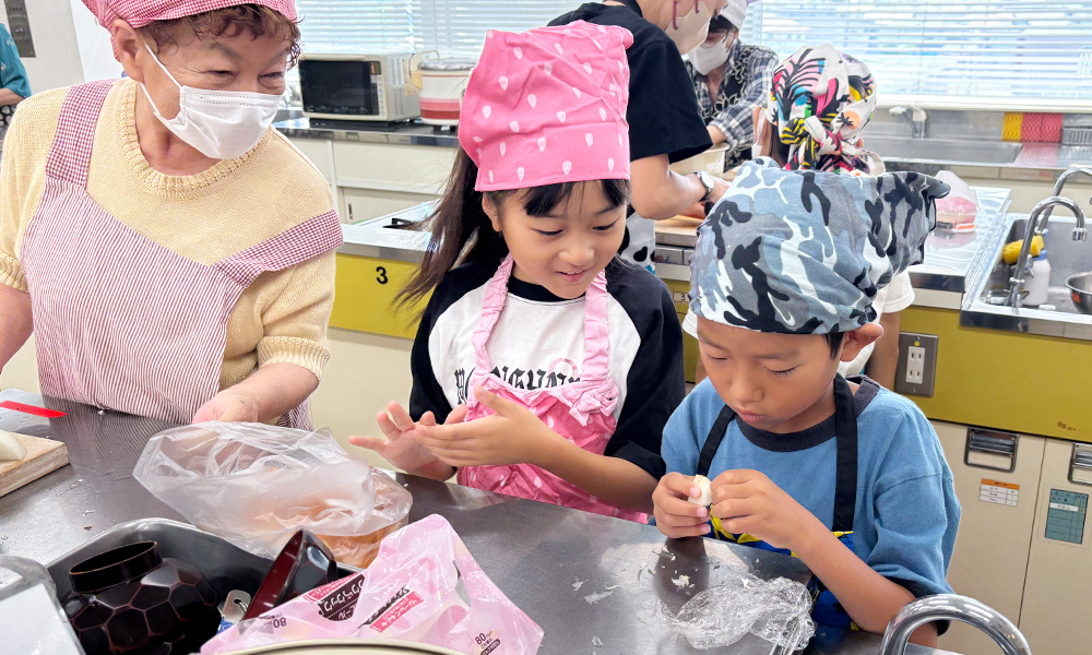 ニンニクの皮を剥く子供
