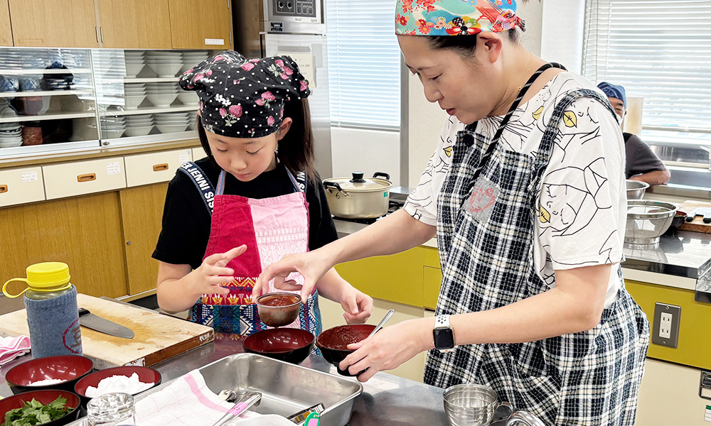 トマトピューレをジュースと繊維系に分ける作業