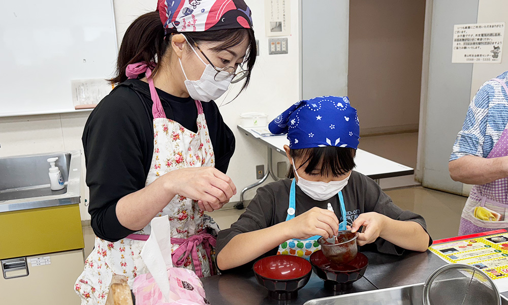トマトピューレをジュースと繊維系に分ける作業