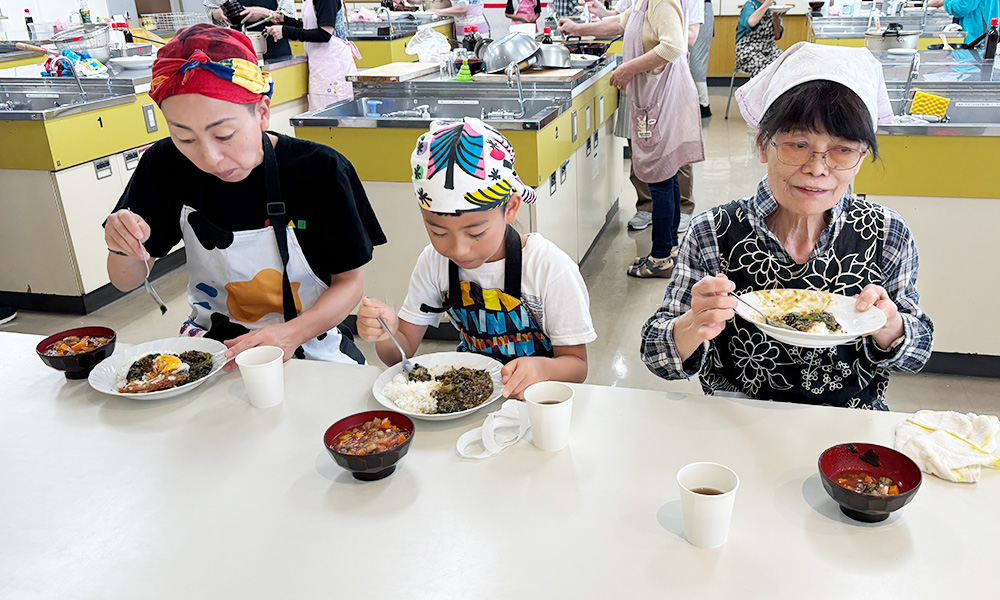 ドライカレーを食べる親子
