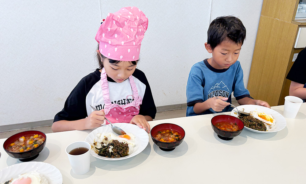 ドライカレーを食べる子供