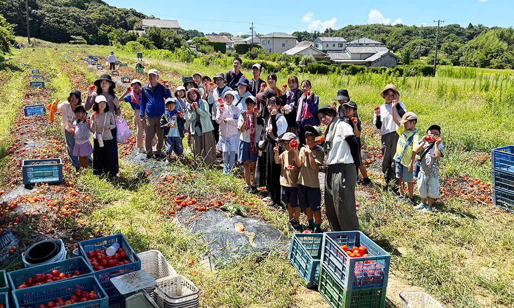 トマト畑で記念撮影