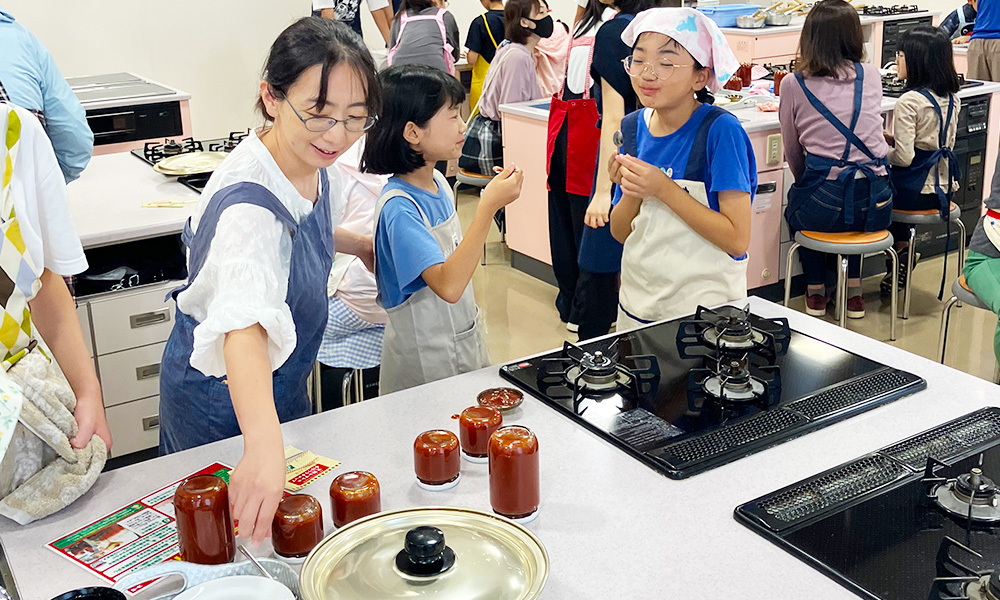 出来立てのトマトケチャップを試食する様子