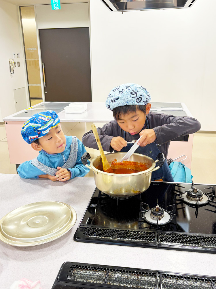 トマトケチャップを作る子供たち