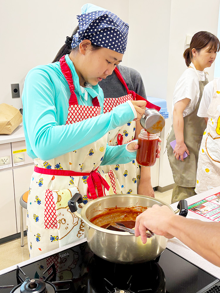 トマトケチャップを瓶詰めする様子