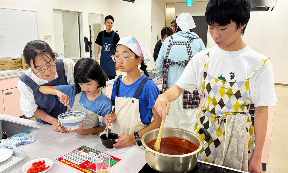 トマトケチャップを作る子供たち