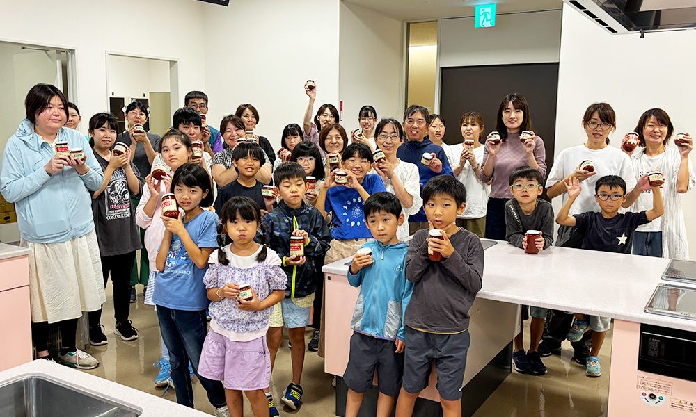 コーミ『親子でトマト収穫とトマトケチャップ作り体験 2025』に参加した方々の記念撮影