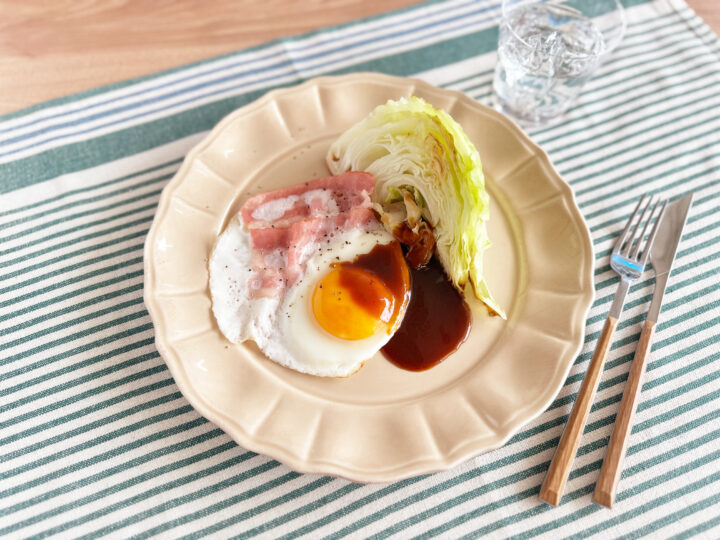 焼きキャベツ　ベーコンエッグ添え