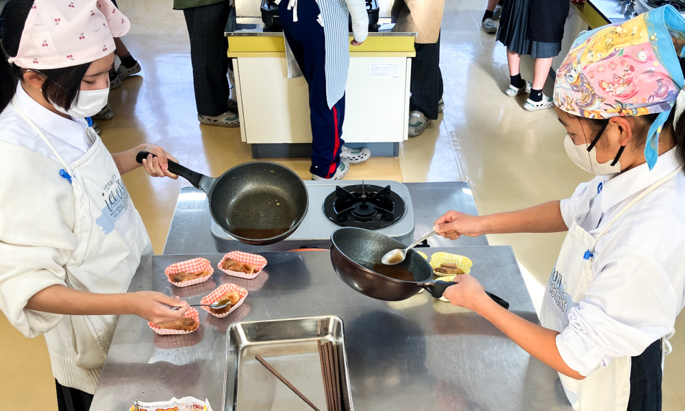 古知野中学校の出前講座 2025年 完成した煮魚を取り分ける様子