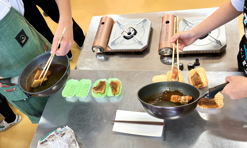 古知野中学校の出前講座 2025年 完成した煮魚を取り分ける様子