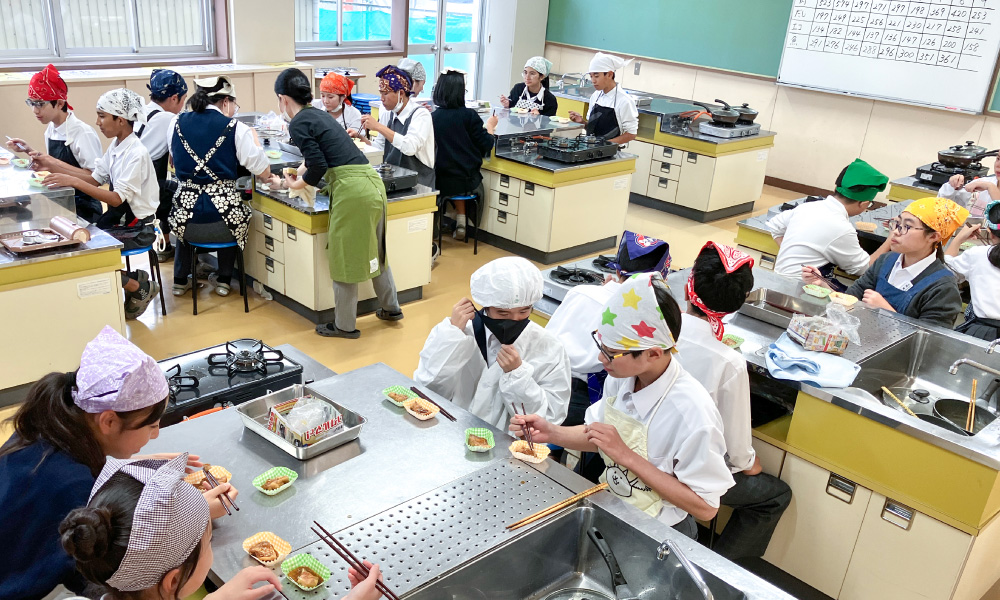 古知野中学校の出前講座 2025年 完成した煮魚を食べる様子