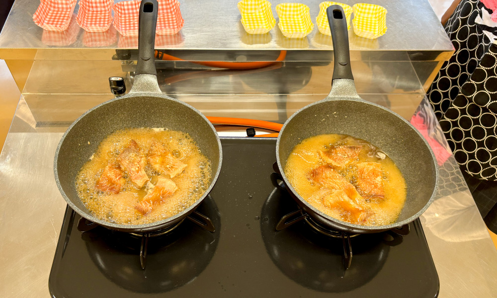 古知野中学校の出前講座 2025年 魚の切り身を煮詰める様子