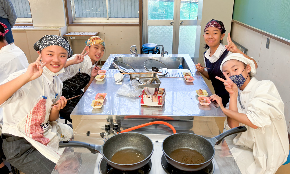 古知野中学校の出前講座 2025年 完成した煮魚を食べる様子