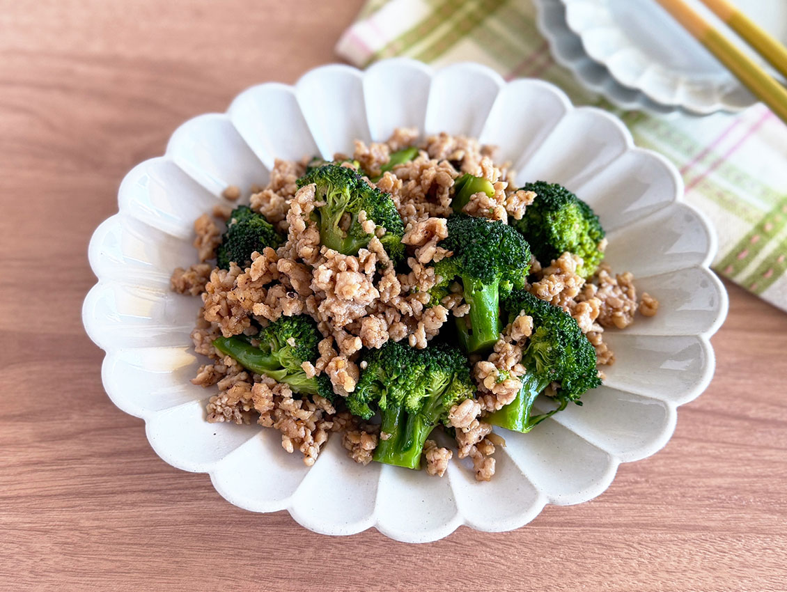 鶏そぼろとブロッコリーの炒め物