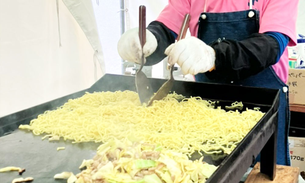 鉄板で焼そばを焼く様子