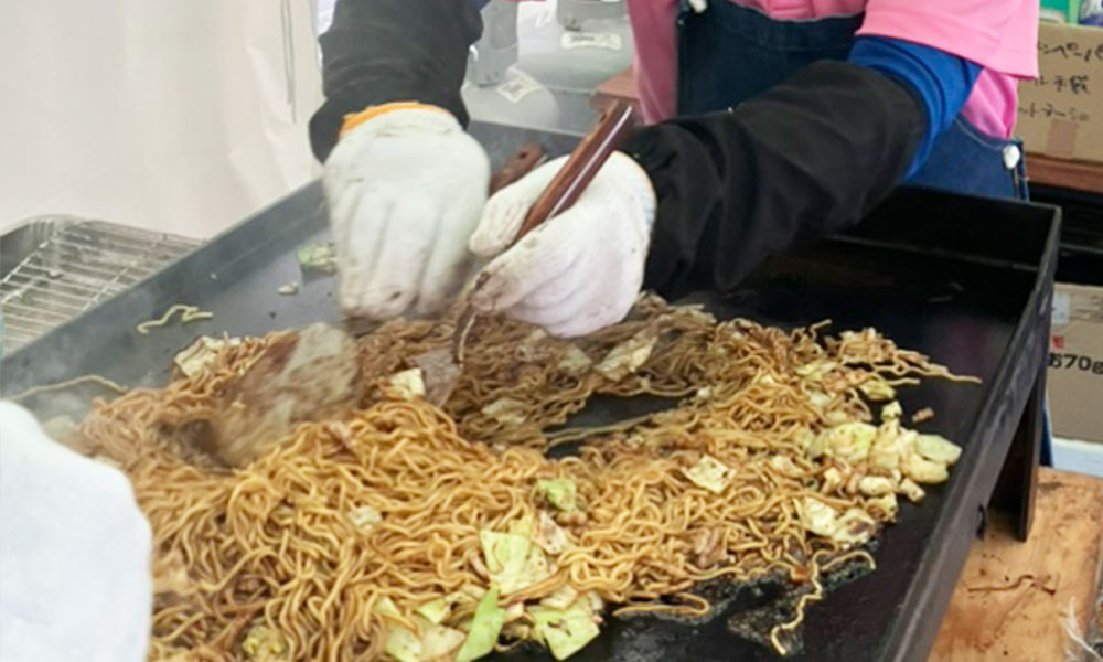 鉄板で焼そばを焼く様子