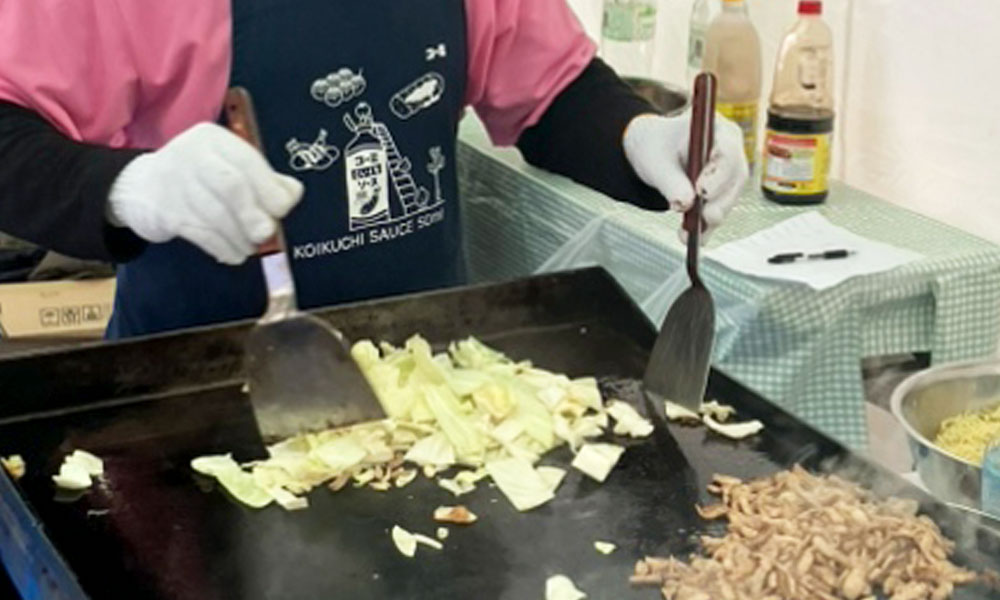 鉄板でキャベツを炒める様子