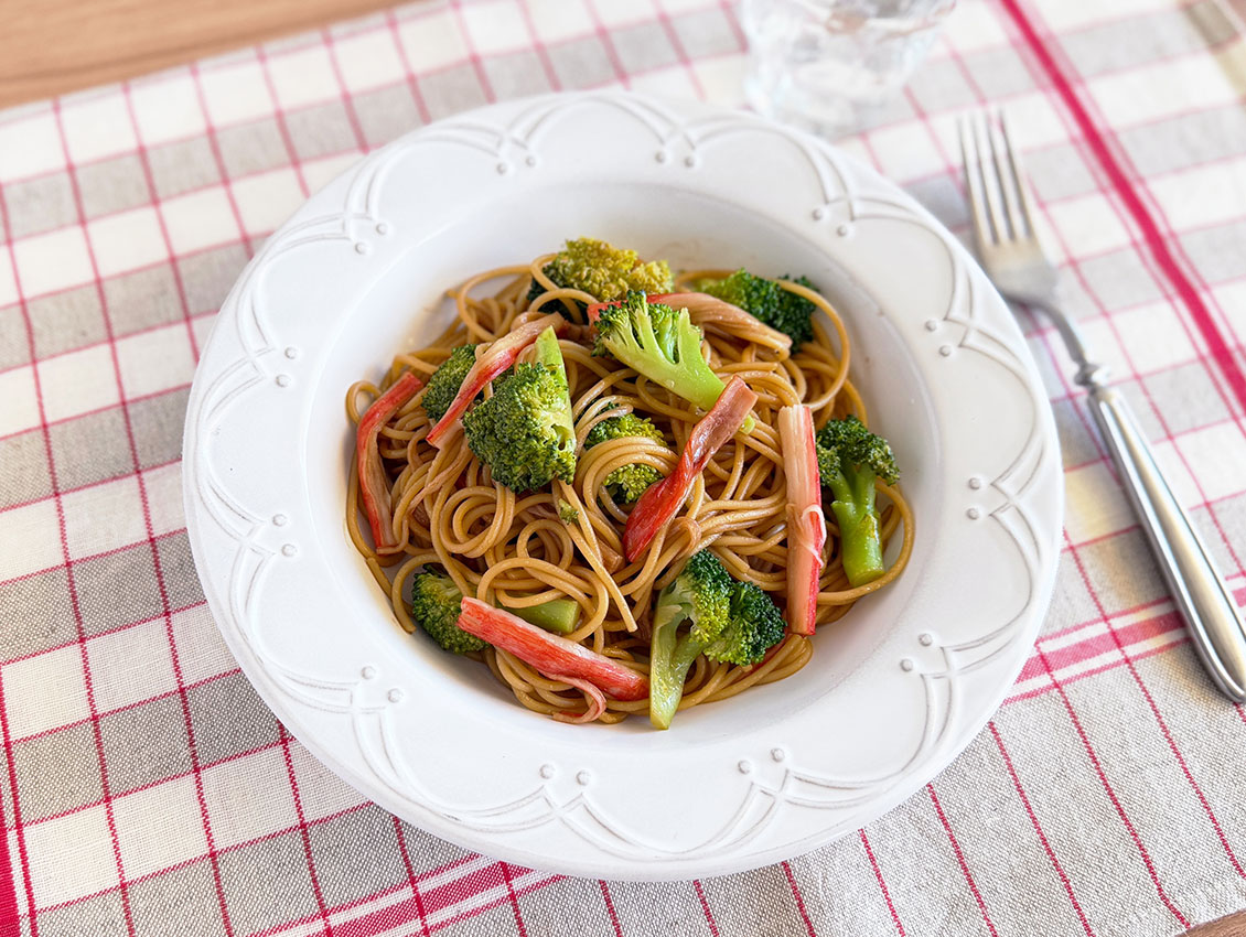 ブロッコリーとカニカマのソースパスタ
