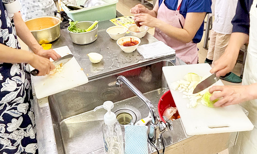 中川区の給食調理員さん玉ねぎをカットしている様子