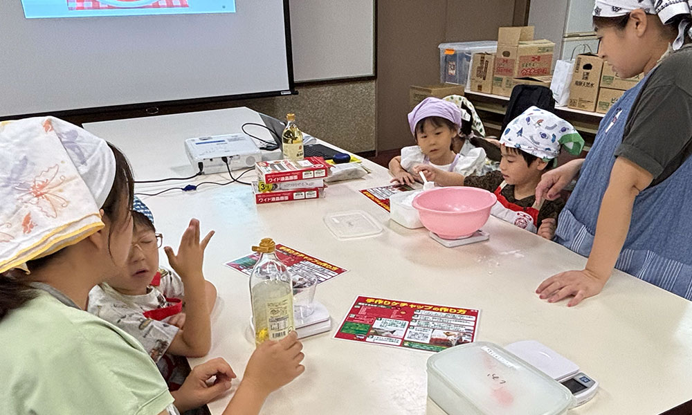 調味料を計量しています