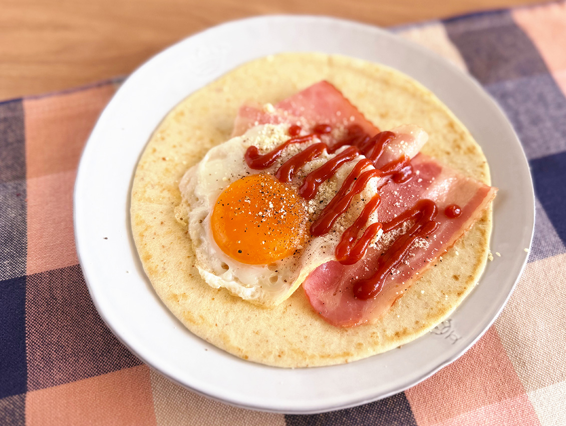 ベーコンと目玉焼きのタコス